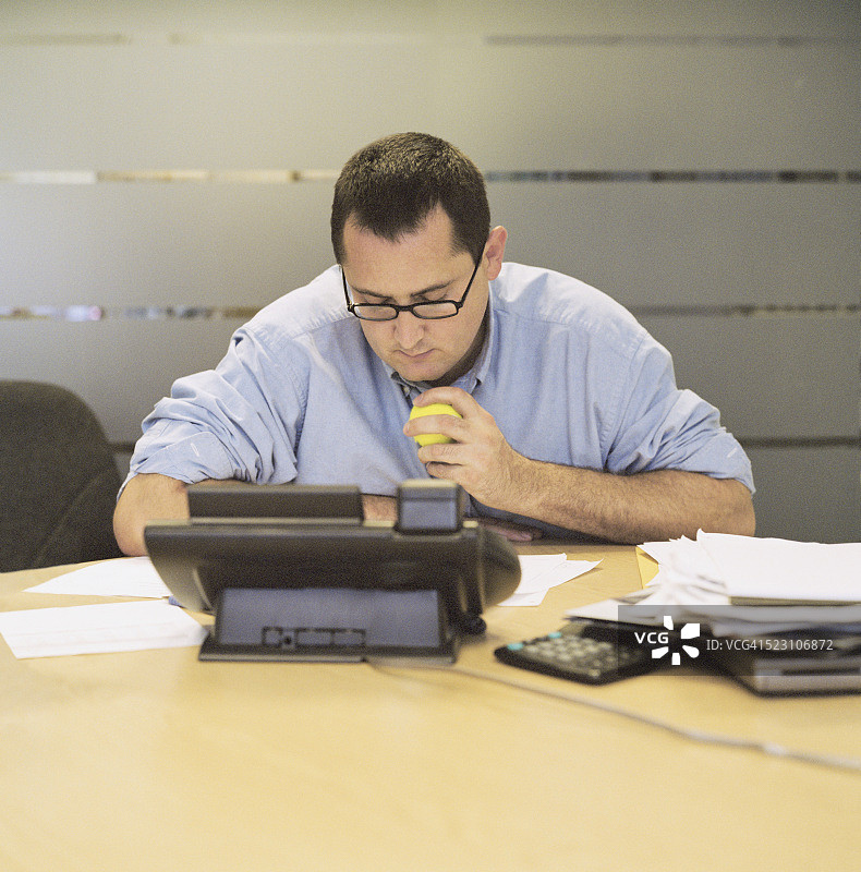 在办公室参加电话会议的商人图片素材