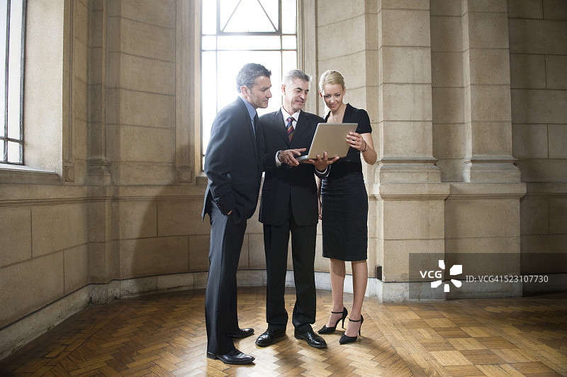 商务人士看着笔记本电脑图片素材