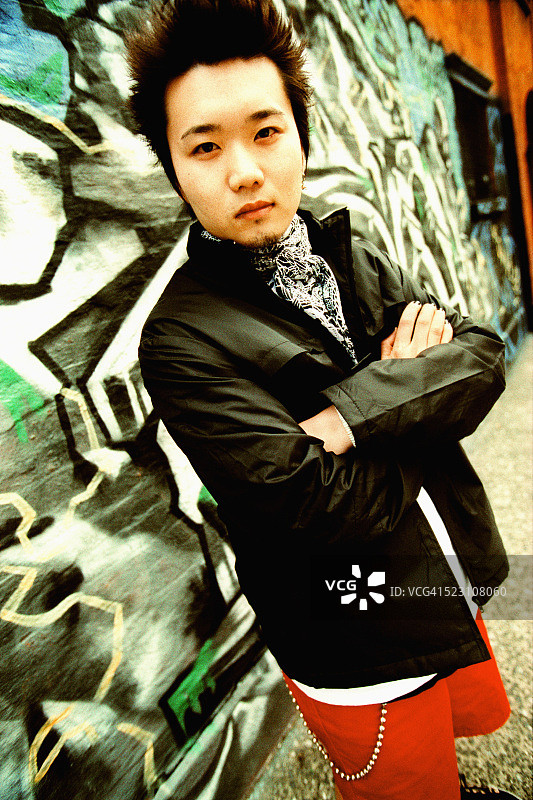 手臂交叉的年轻男人图片素材