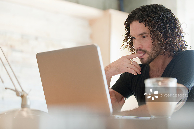 使用笔记本电脑的商人图片素材