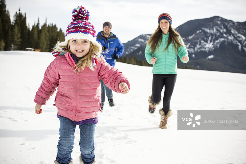 一家人在美国蒙大拿州加拉廷县博兹曼享受冬日户外时光图片素材
