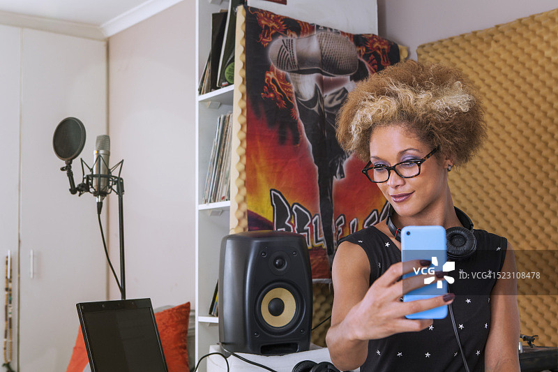 年轻音乐人在家庭工作室自拍图片素材