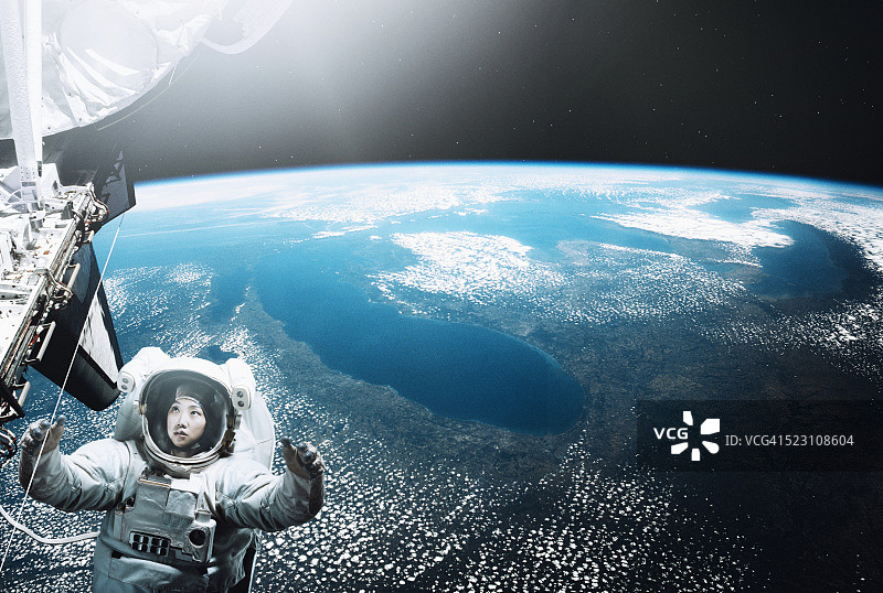 宇航员漂浮在太空图片素材