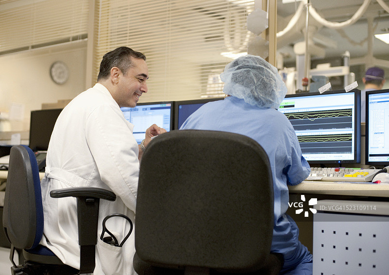 医疗技术员监护手术图片素材