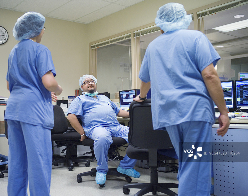 医生与技术人员交谈图片素材