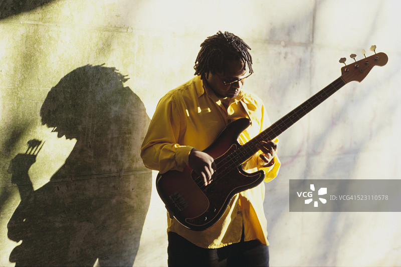 演奏贝斯吉他的音乐人图片素材
