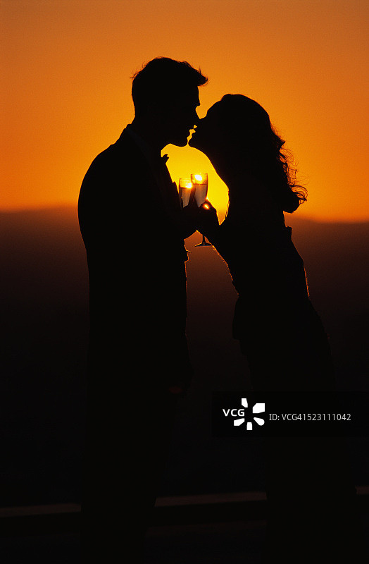 情侣在日落时喝香槟图片素材