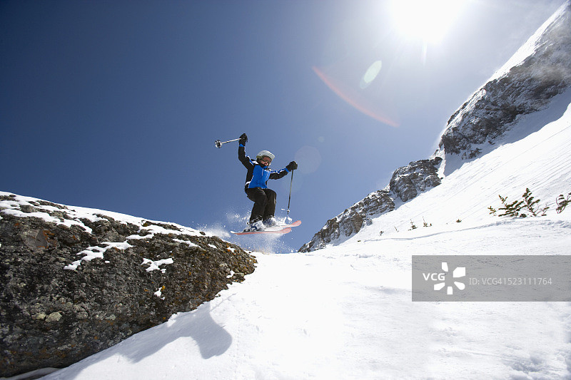 男孩速降滑雪图片素材