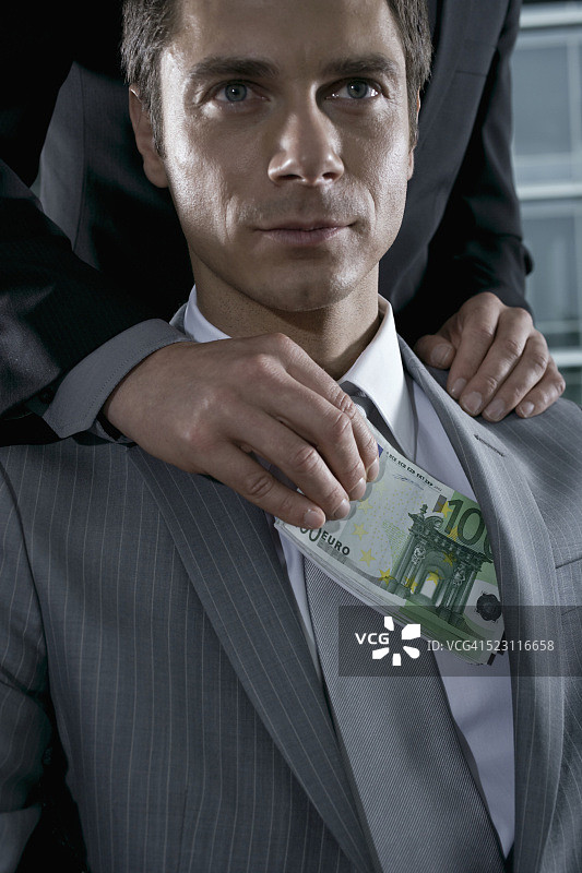商人收取欧元贿赂图片素材
