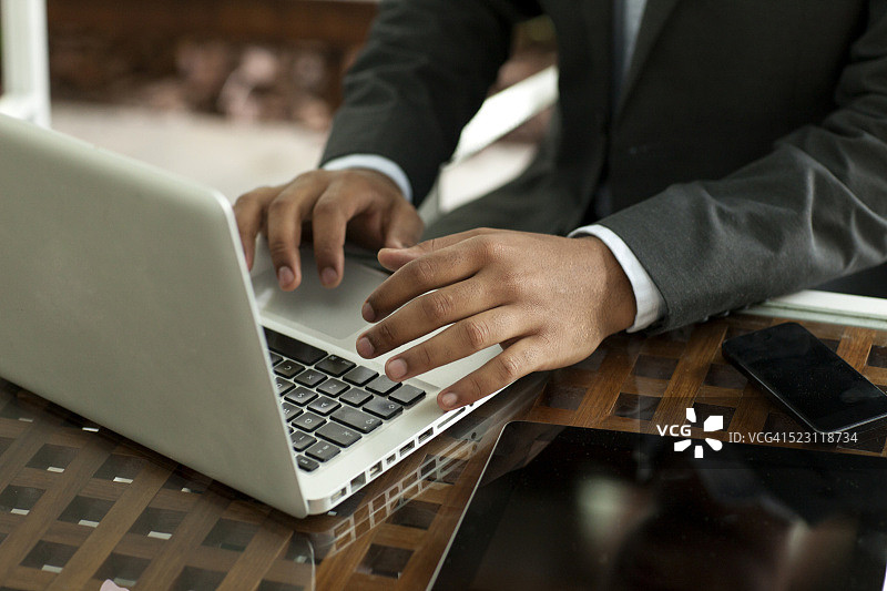 商人使用笔记本电脑，巴西圣保罗图片素材
