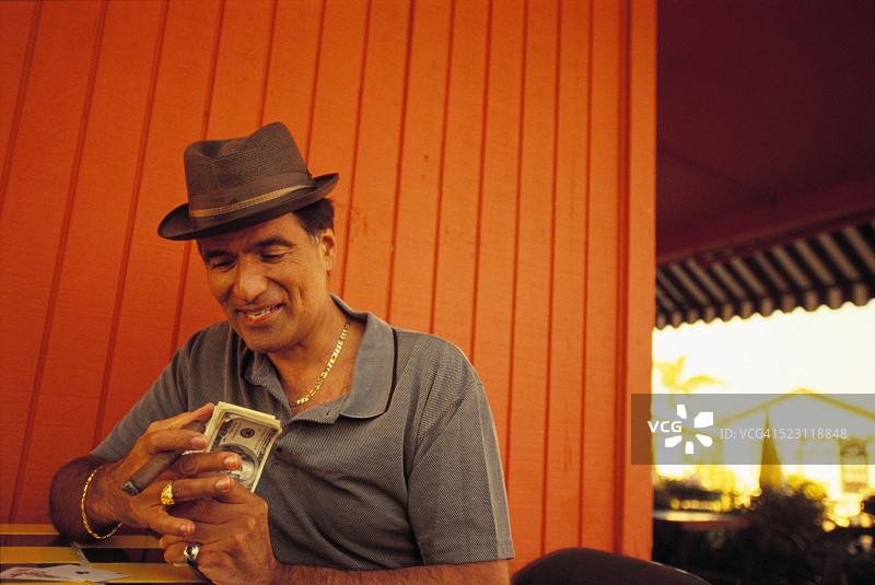 商人在清点赌博收入图片素材