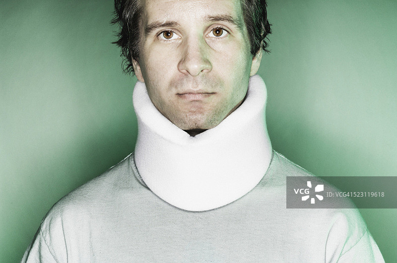 戴颈托的男人图片素材