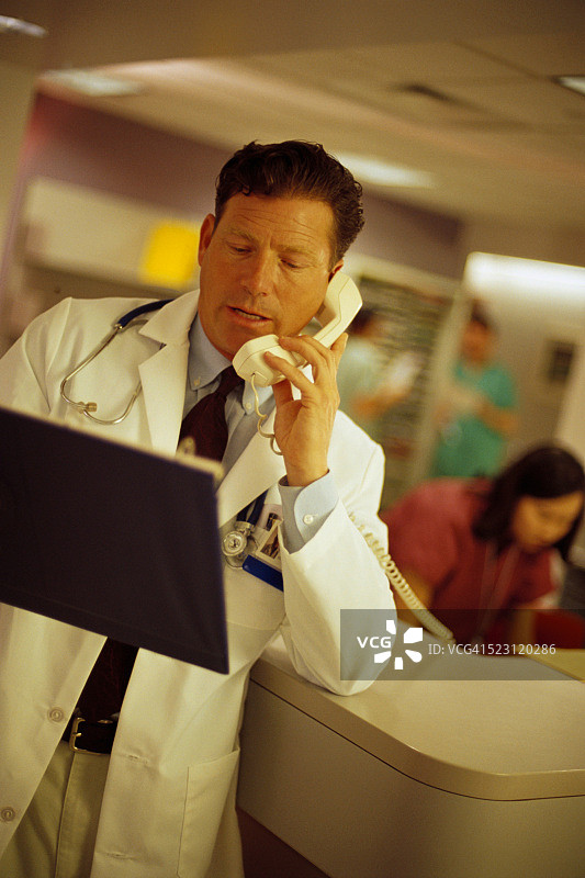 医生在电话中讨论结果图片素材