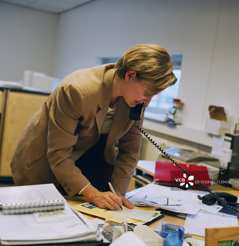 在办公室工作的女商人图片素材