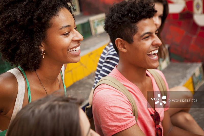 朋友们一同坐在巴西里约热内卢塞勒隆阶梯上图片素材