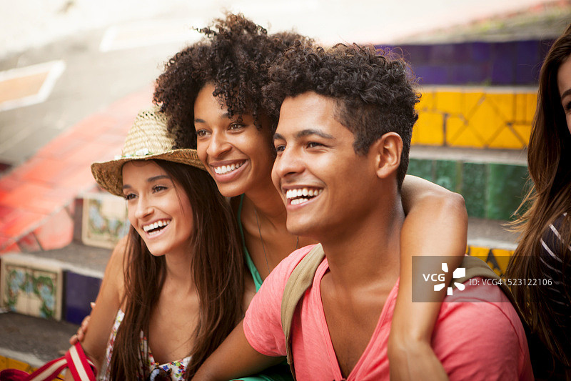 朋友们一同坐在巴西里约热内卢塞勒隆阶梯上图片素材