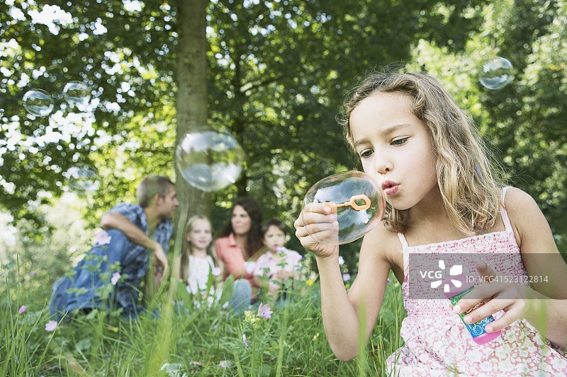 女孩吹泡泡图片素材