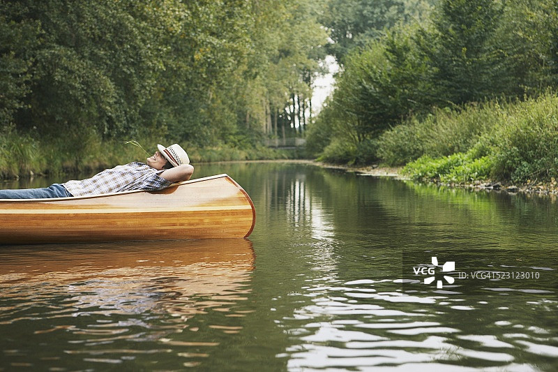 男子在独木舟上休息图片素材
