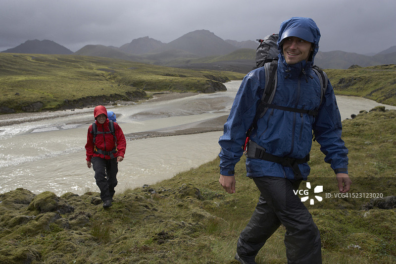 河岸边的两名徒步旅行者图片素材