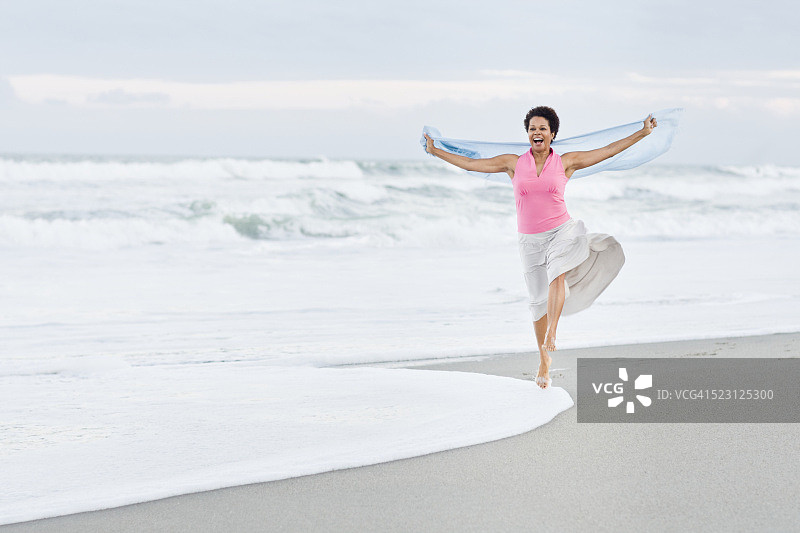 女人在海滩上散步图片素材