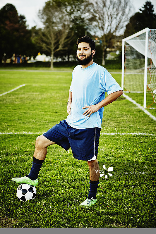 脚踩足球的足球运动员图片素材