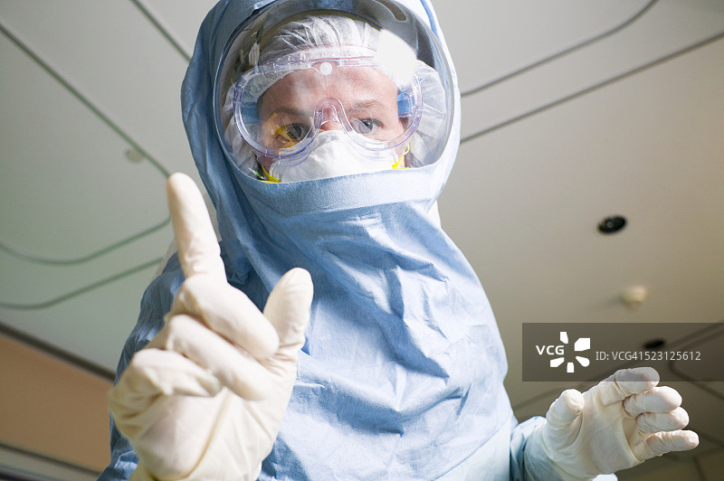 身穿Stryker防护服的医生伸出食指图片素材