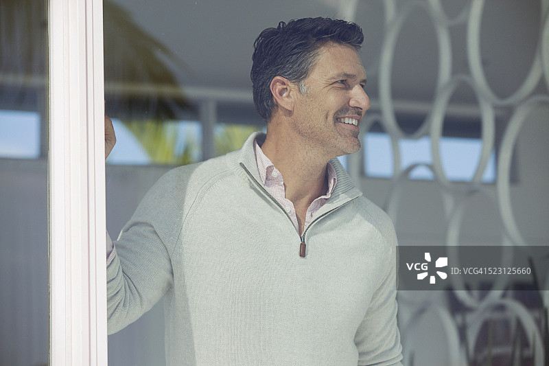 男人看向窗外图片素材