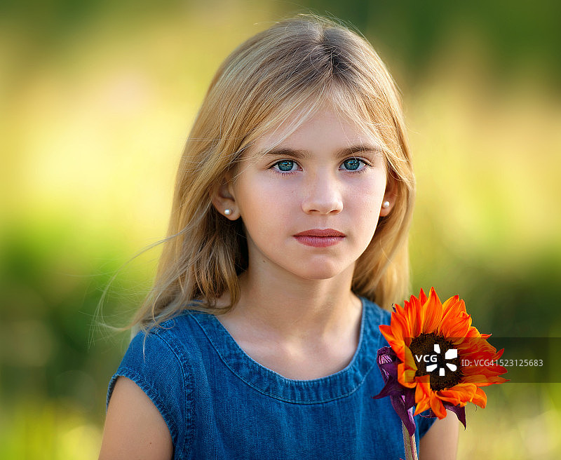 拿着橙色向日葵的女孩图片素材