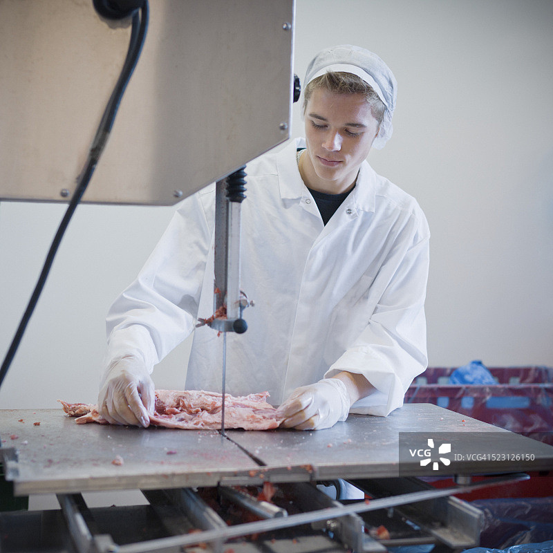 肉类加工厂工人正在切肉图片素材