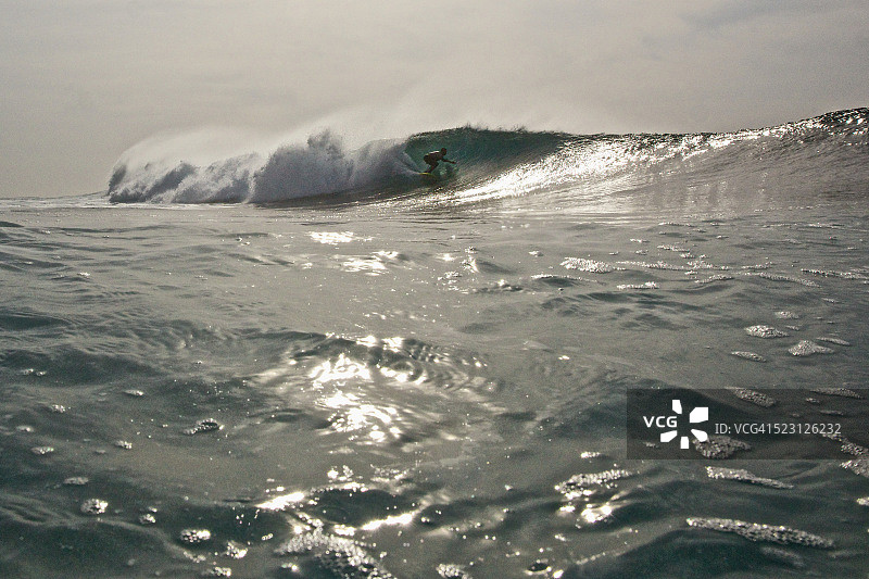 冲浪者在佛得角圣地亚哥岛普拉亚乘浪图片素材