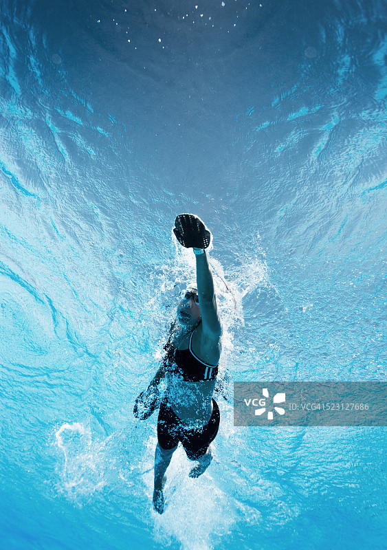 戴游泳手套的游泳者训练图片素材
