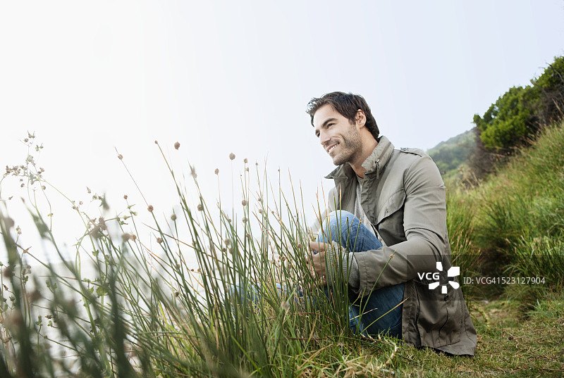 户外的年轻男子图片素材