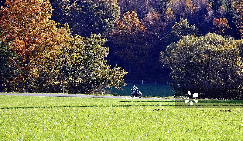 乡村的摩托车手图片素材