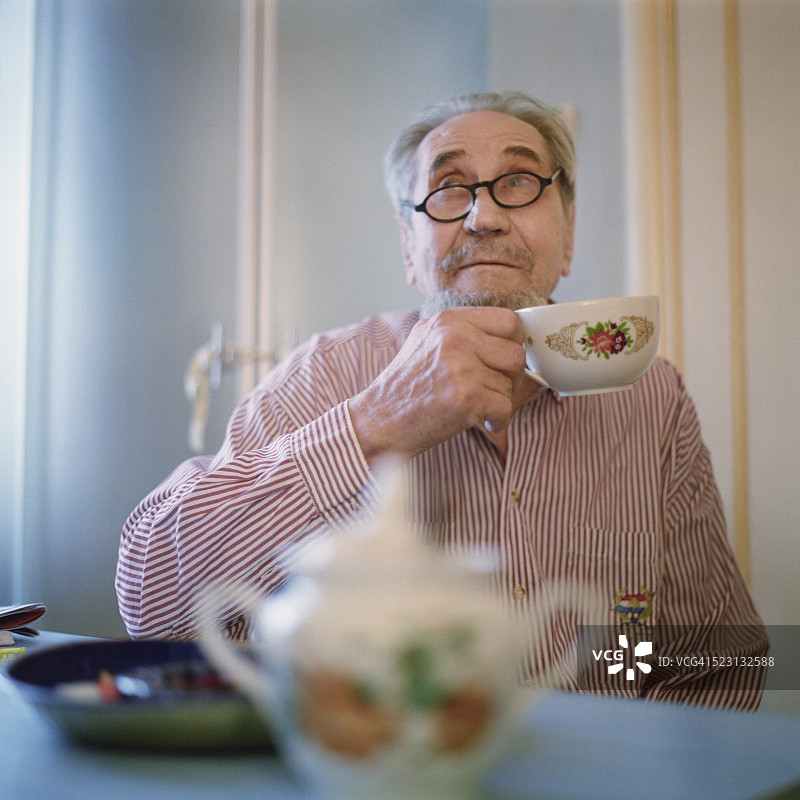 老年男人喝茶图片素材