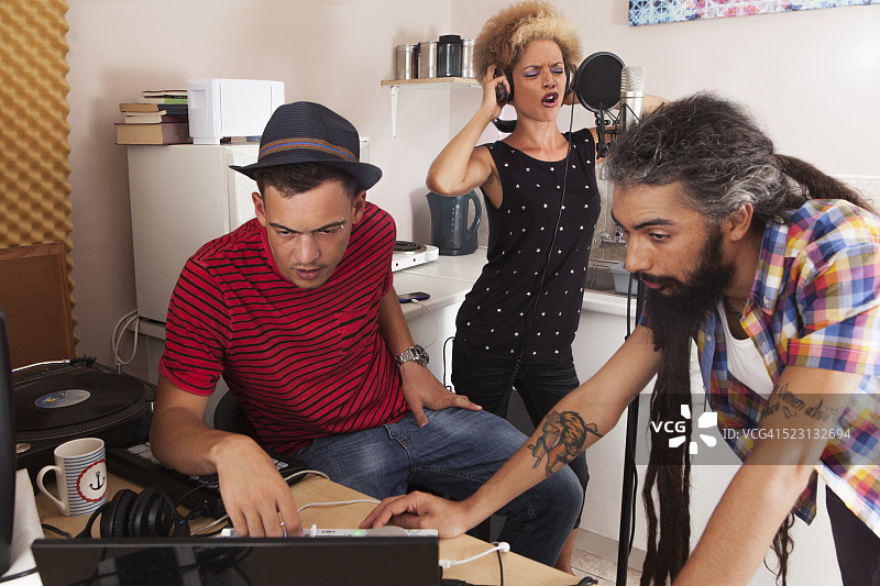 工作中唱歌和录音的音乐人图片素材