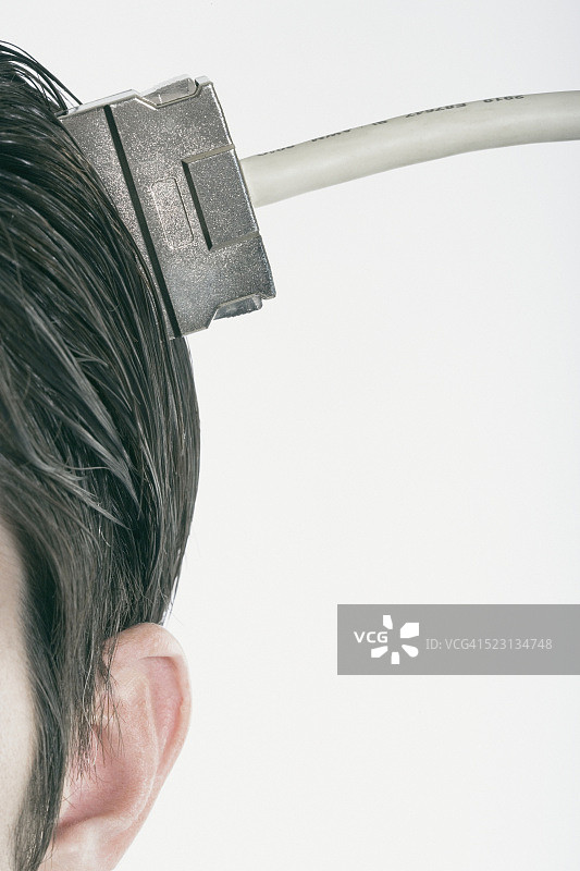 电脑电缆插入人头图片素材