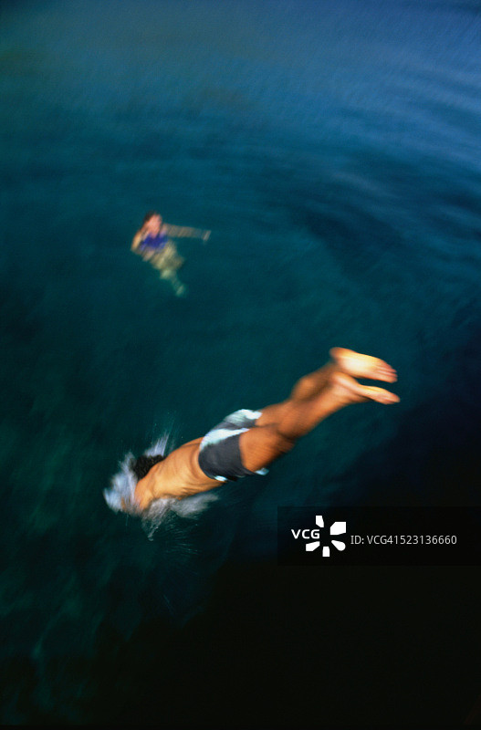 在地中海海滩潜水的游客图片素材