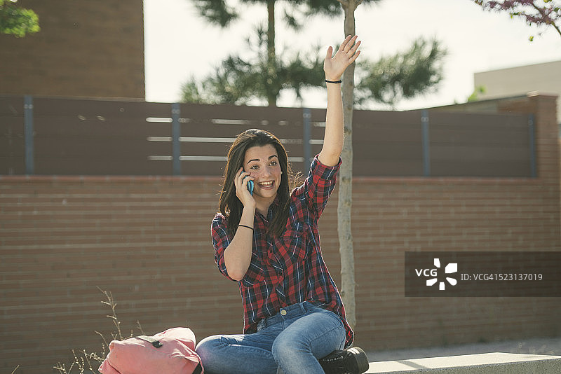 在街上打电话的年轻女人图片素材