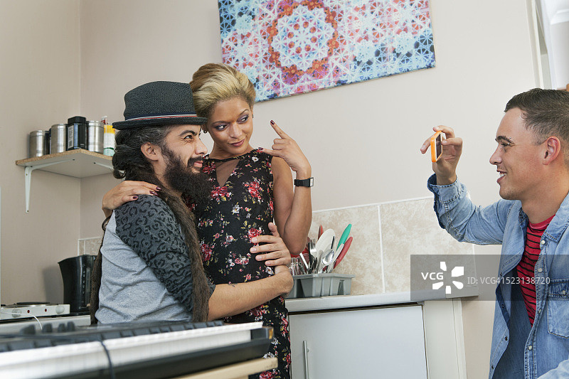 在厨房拍照的音乐家图片素材