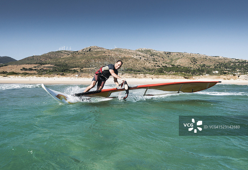 男人在西班牙安达卢西亚加的斯塔里法风筝冲浪图片素材
