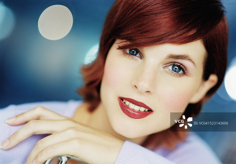 涂着红色口红的红发女人图片素材