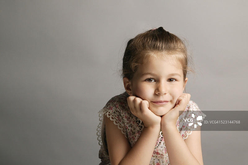 手托下巴的女孩图片素材