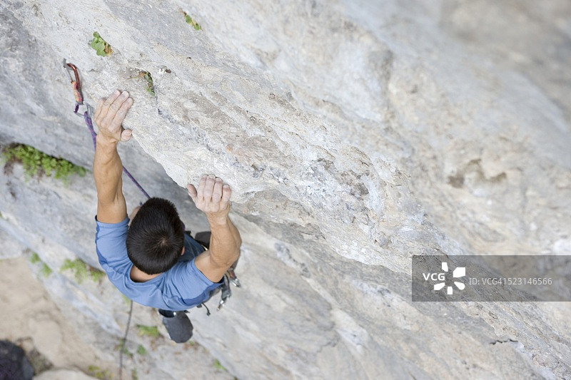 男人攀岩图片素材