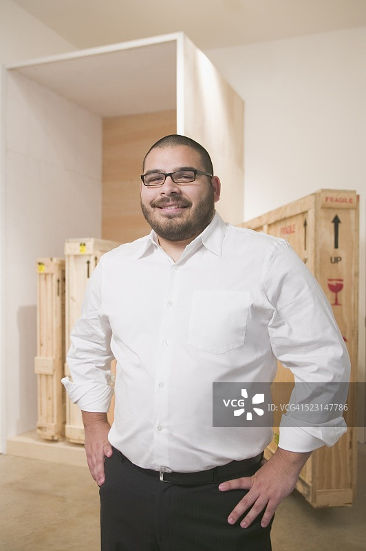 艺术品交易商与箱装艺术品图片素材