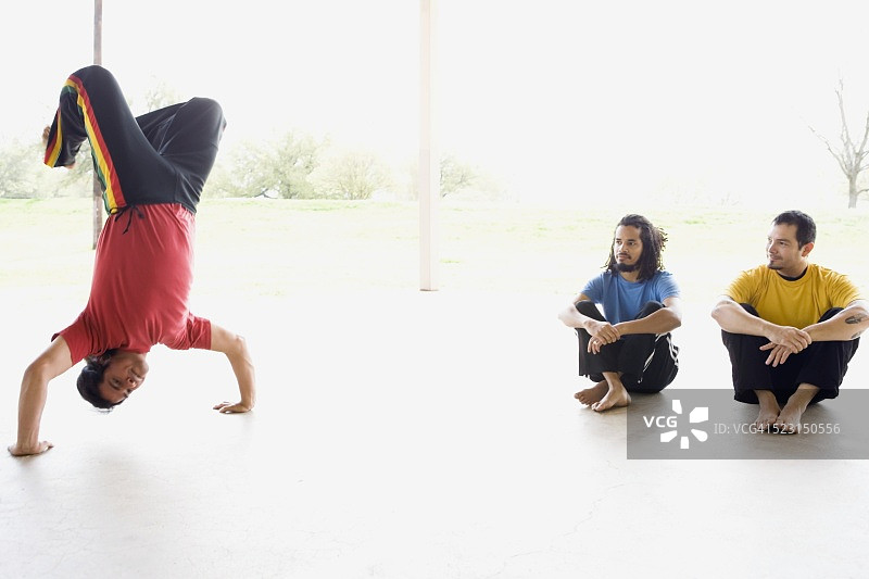 卡波耶拉手倒立图片素材