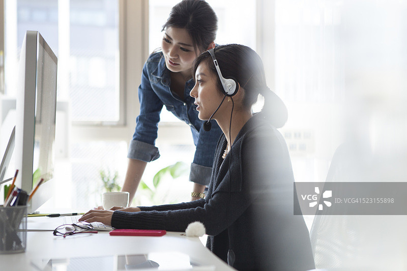 在办公室工作的接线员图片素材