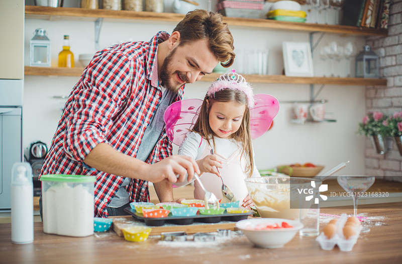 她是爸爸的小帮手！图片素材