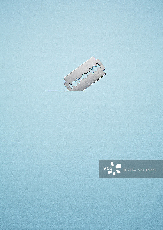 剃须刀片切割纸张图片素材