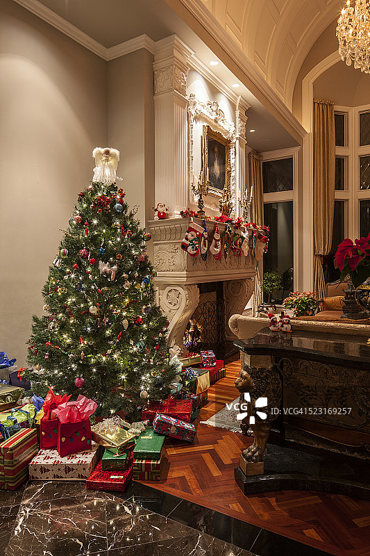富裕家庭中的圣诞树图片素材