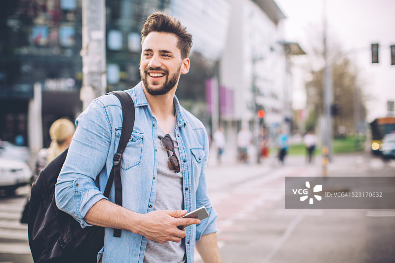 男人在街上等出租车图片素材